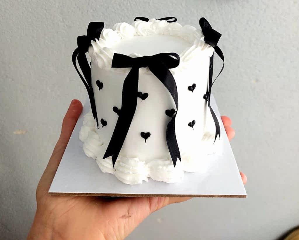 Aynı gün içinde teslim için 07:00 - 18:00 saatleri arasında sipariş verebilirsiniz
Not : Özel Tasarım Pastalar İçin 2 Gün Önce Sipariş Verebilirsiniz