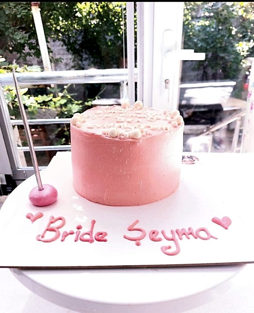 Aynı gün içinde teslim için 07:00 - 18:00 saatleri arasında sipariş verebilirsiniz
Not : Özel Tasarım Pastalar İçin 2 Gün Önce Sipariş Verebilirsiniz